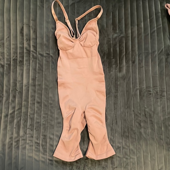 SEAMLESS SCULPT MID THIGH BODYSUIT - Picture 2 of 12